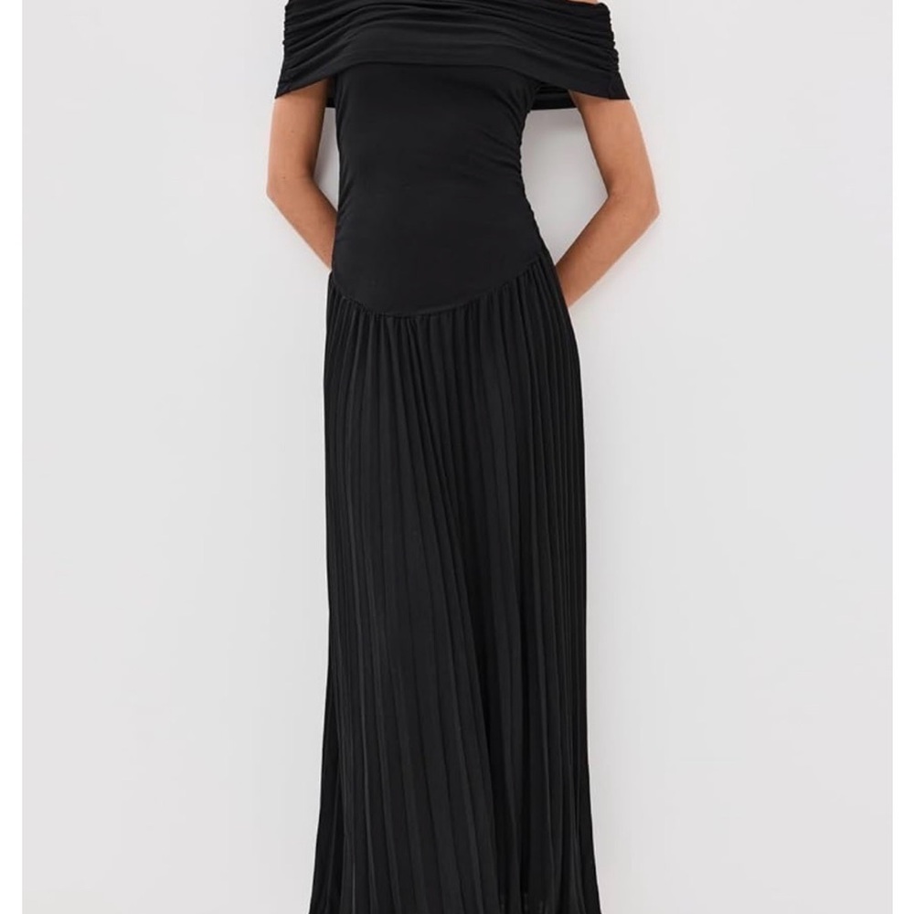 XS Lioness Black Off-Shoulder Pleated Maxi Dress